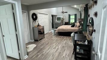 4 bedrooms, desk, iron/ironing board, free WiFi