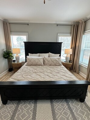 3 عدّة غرف نوم ومكواة/لوح كي وخدمة الإنترنت وملاءات أسرّة