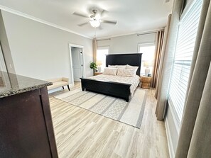 3 عدّة غرف نوم ومكواة/لوح كي وخدمة الإنترنت وملاءات أسرّة