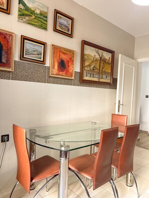 Dining - Boulevard Grand Poste Family Apartment (Tanger)