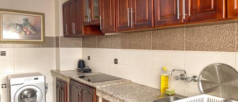 Fridge, oven, coffee/tea maker, electric kettle