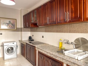 Fridge, oven, coffee/tea maker, electric kettle - Boulevard Grand Poste Family Apartment (Tanger)