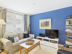 Living area - Cozy vacation apartment "Inselglück" - roof terrace, lake view, central (Lindau)