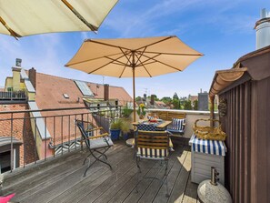 Outdoor dining - Cozy vacation apartment "Inselglück" - roof terrace, lake view, central (Lindau)