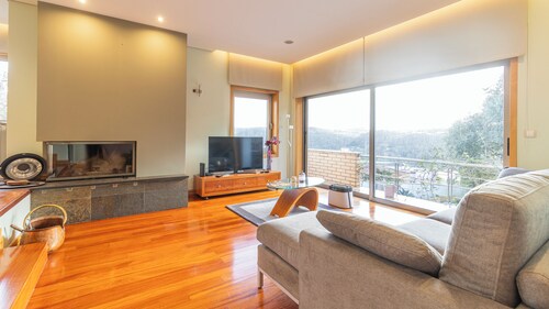 At 5 Km from Porto, beautiful house with private pool, ideal for family vacations.