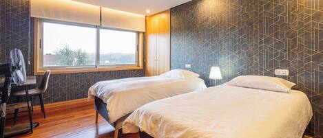 4 bedrooms, iron/ironing board, WiFi, bed sheets