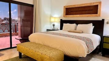 Apartment, 2 Bedrooms, Oceanfront | Peti besi dalam bilik, seterika/papan seterika, Wi-fi percuma