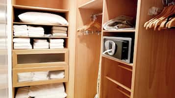 Appartamento, 2 camere da letto, fronte oceano | Una cassaforte in camera, ferro/asse da stiro, Wi-Fi gratuito