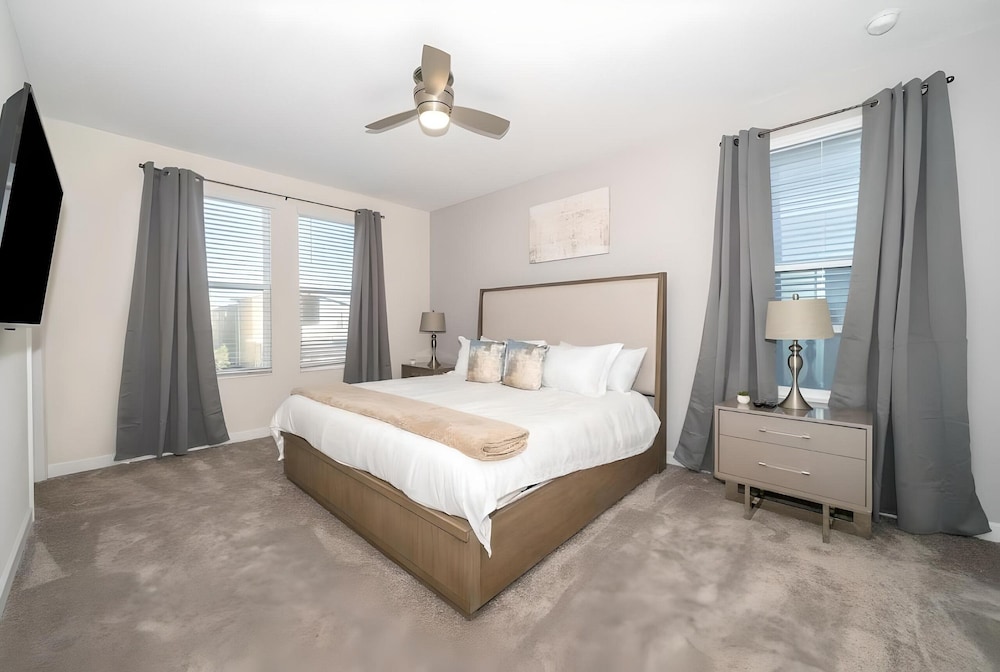 Sleeps 17 - Luxury 6BDHome with Pool – Storey Lake - Osceola County | Stayz