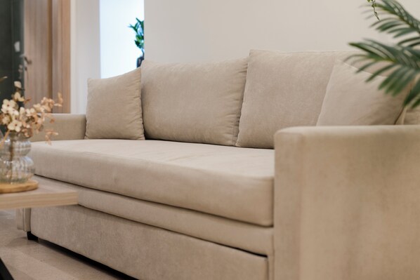 Deluxe Studio Suite, 1 Queen Bed, Non Smoking, Kitchen | Living area