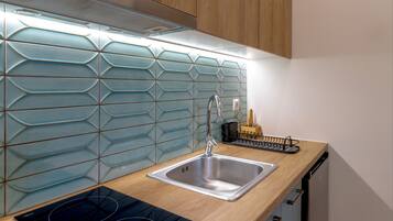 Comfort Studio, 1 Queen Bed, Non Smoking, Kitchen | Private kitchen