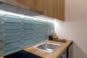 Comfort Studio, 1 Queen Bed, Non Smoking, Kitchen | Private kitchen