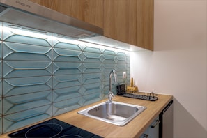 Comfort Studio, 1 Queen Bed, Non Smoking, Kitchen | Private kitchen