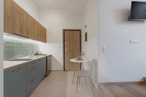 Comfort Studio, 1 Queen Bed, Non Smoking, Kitchen | Private kitchen