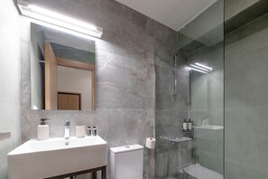 Studio Confort, 1 grand lit, non-fumeurs, cuisine | Salle de bain | Chaussons