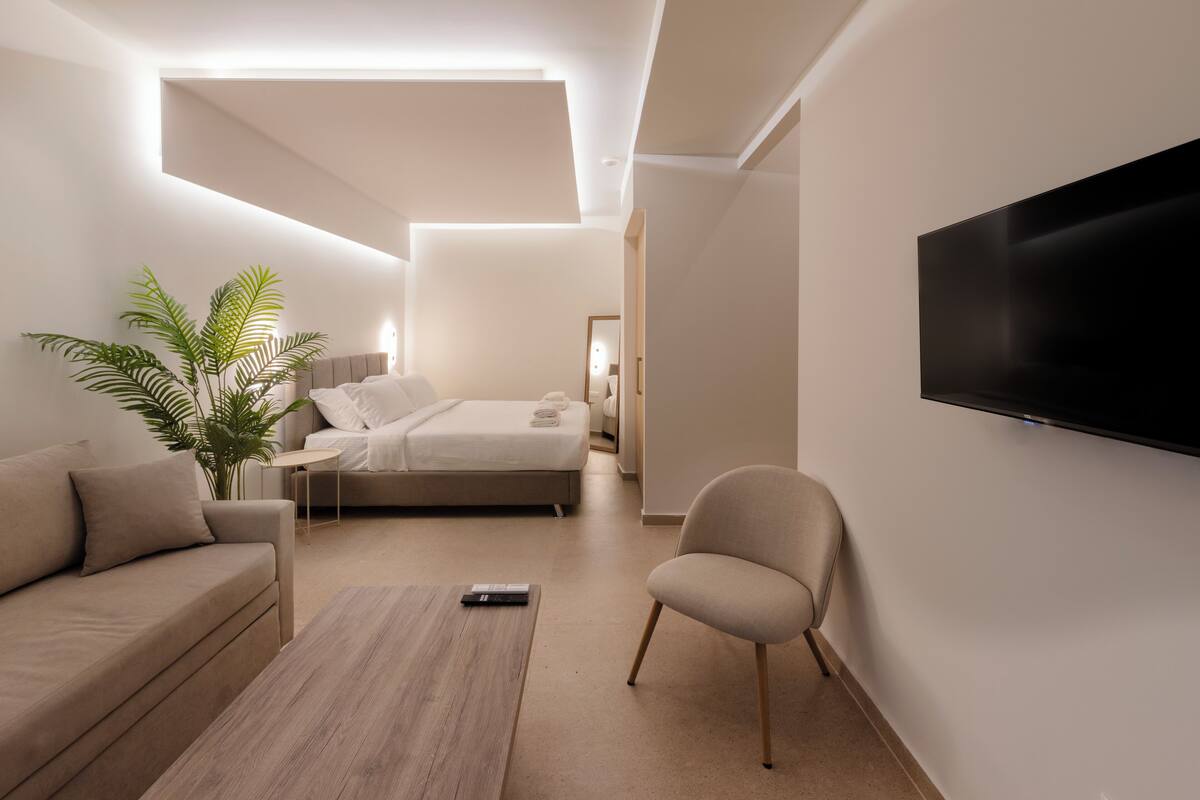 Deluxe Studio Suite, 1 Queen Bed, Non Smoking, Kitchen | Soundproofing, iron/ironing board, free WiFi