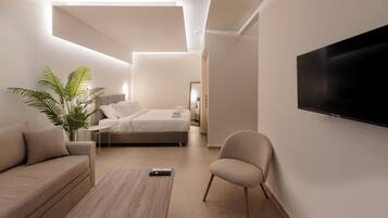 Deluxe Studio Suite, 1 Queen Bed, Non Smoking, Kitchen | Soundproofing, iron/ironing board, free WiFi