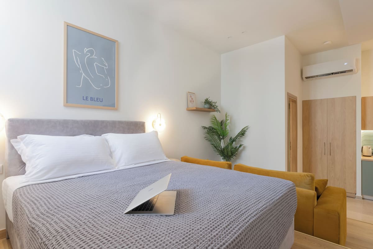AthenianNest Asomatwn Urban Deluxe Studio | Soundproofing, iron/ironing board, free WiFi