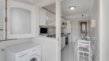 Jääkaappi, mikroaaltouuni, uuni, liesi