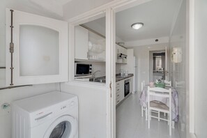 Fridge, microwave, oven, stovetop - Vacation Apartment 'Horizonte' with Sea View, Balcony and Wi-Fi (El Médano)