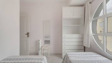 Tabla de planchar con plancha, wifi y ropa de cama