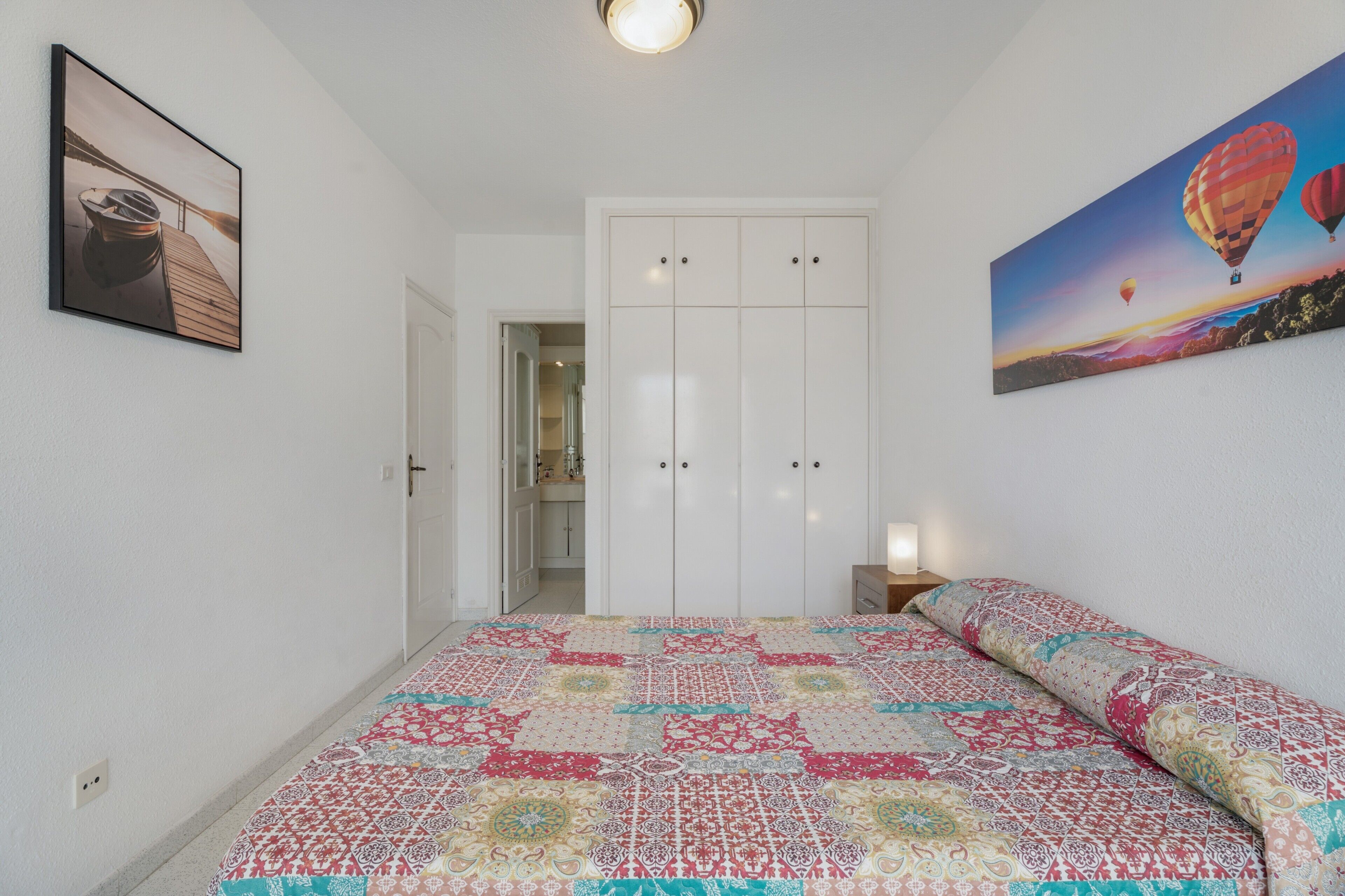 3 habitaciones, tabla de planchar con plancha, wifi y ropa de cama 