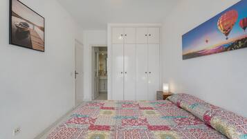3 habitaciones, tabla de planchar con plancha, wifi y ropa de cama