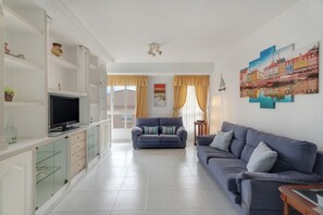 TV - Vacation Apartment 'Horizonte' with Sea View, Balcony and Wi-Fi (El Médano)