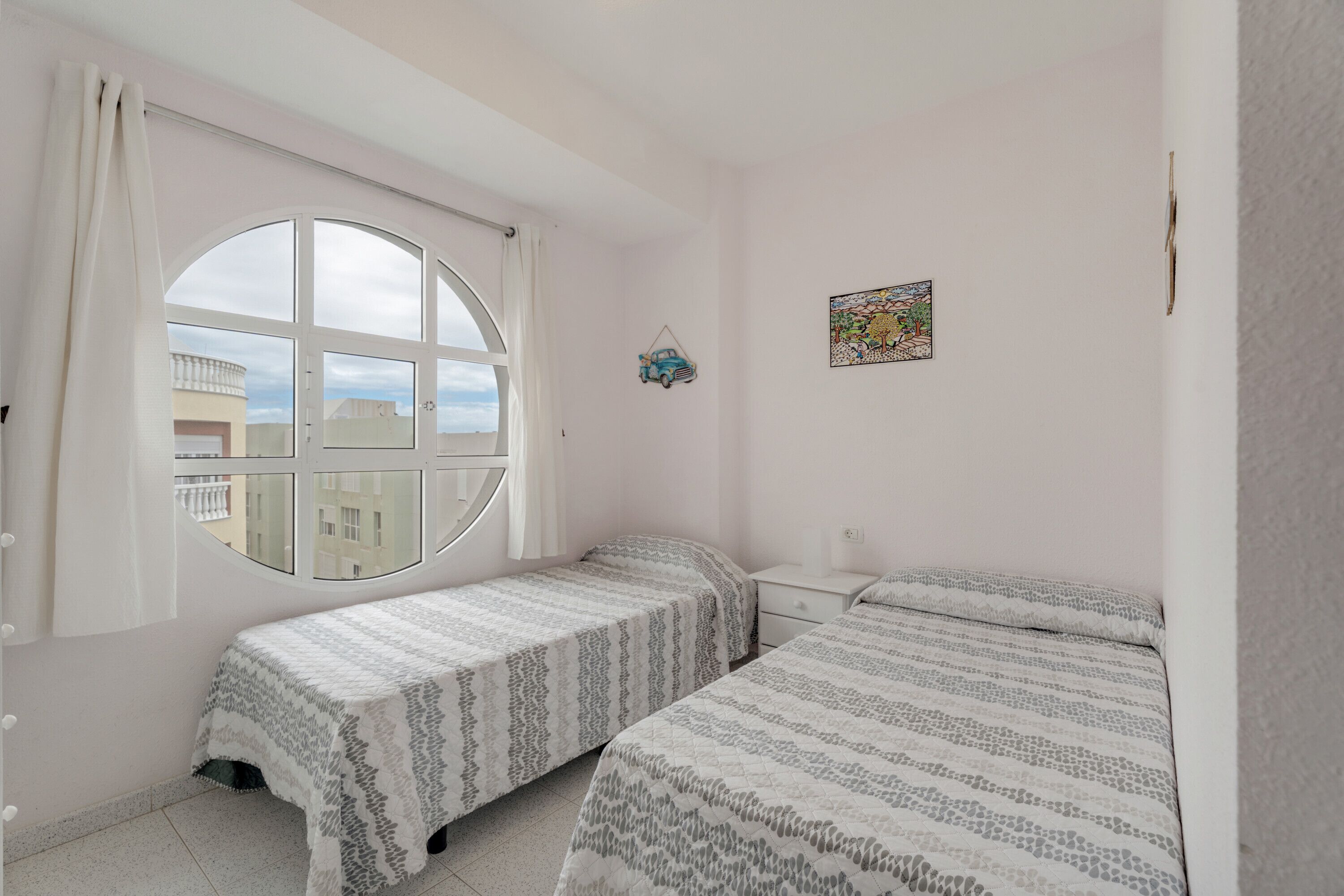 3 habitaciones, tabla de planchar con plancha, wifi y ropa de cama 