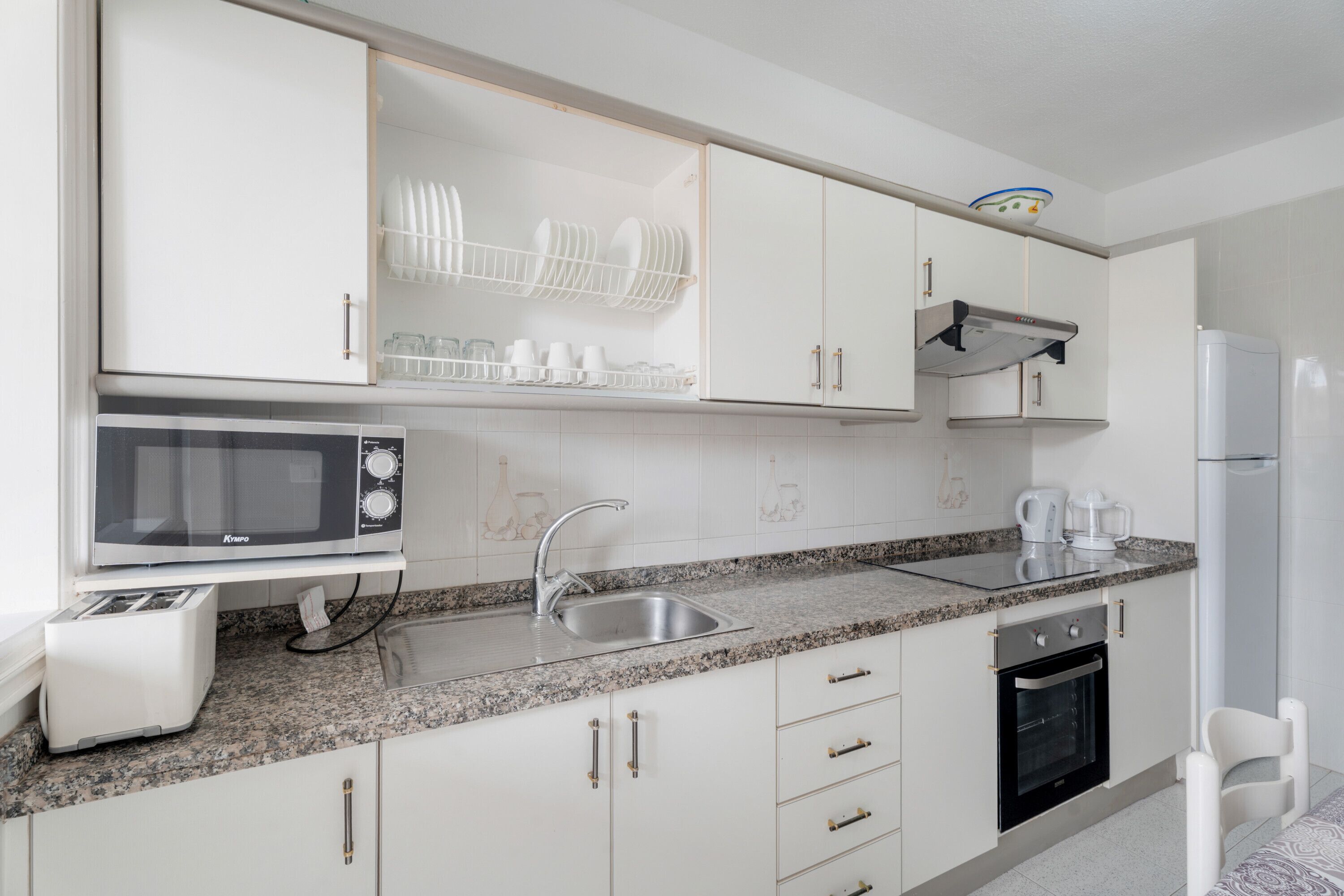 Refrigerador, microondas, horno y parrilla de estufa 