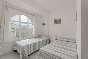 3 habitaciones, tabla de planchar con plancha, wifi y ropa de cama 