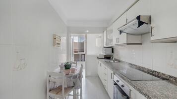 Jääkaappi, mikroaaltouuni, uuni, liesi