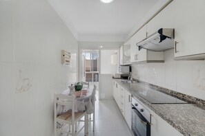 Fridge, microwave, oven, stovetop - Vacation Apartment 'Horizonte' with Sea View, Balcony and Wi-Fi (El Médano)