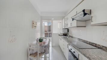 Køleskab, mikrobølgeovn, ovn, kogeplade