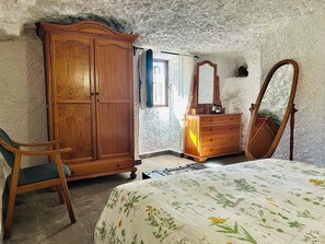 Minibar, blackout curtains, soundproofing, iron/ironing board - Casa Cueva Barranco Hondo (Gáldar)