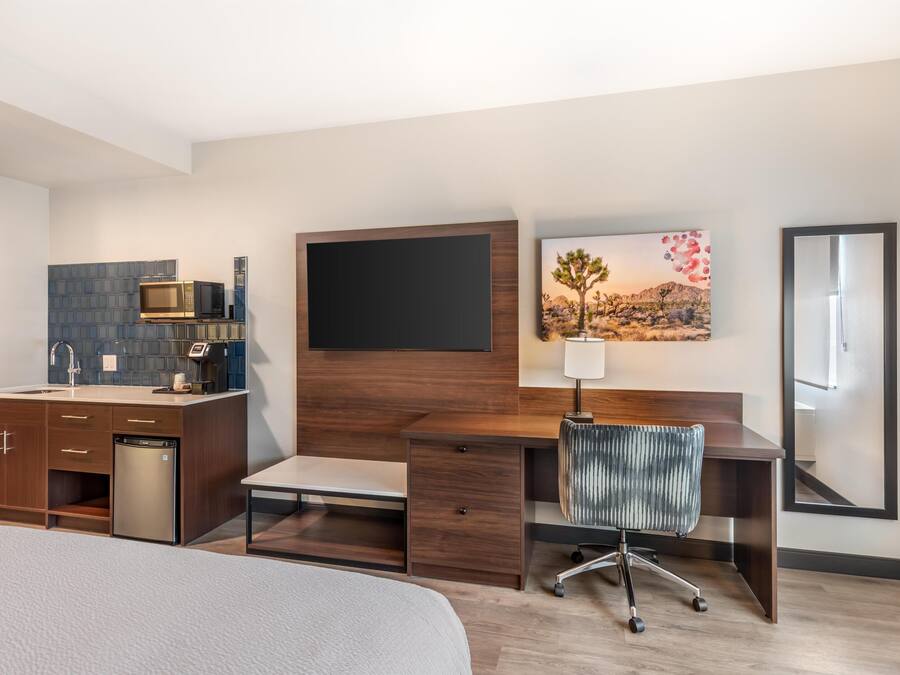 Standard Room, 1 King Bed, Non Smoking, Refrigerator & Microwave | Iron/ironing board, free WiFi