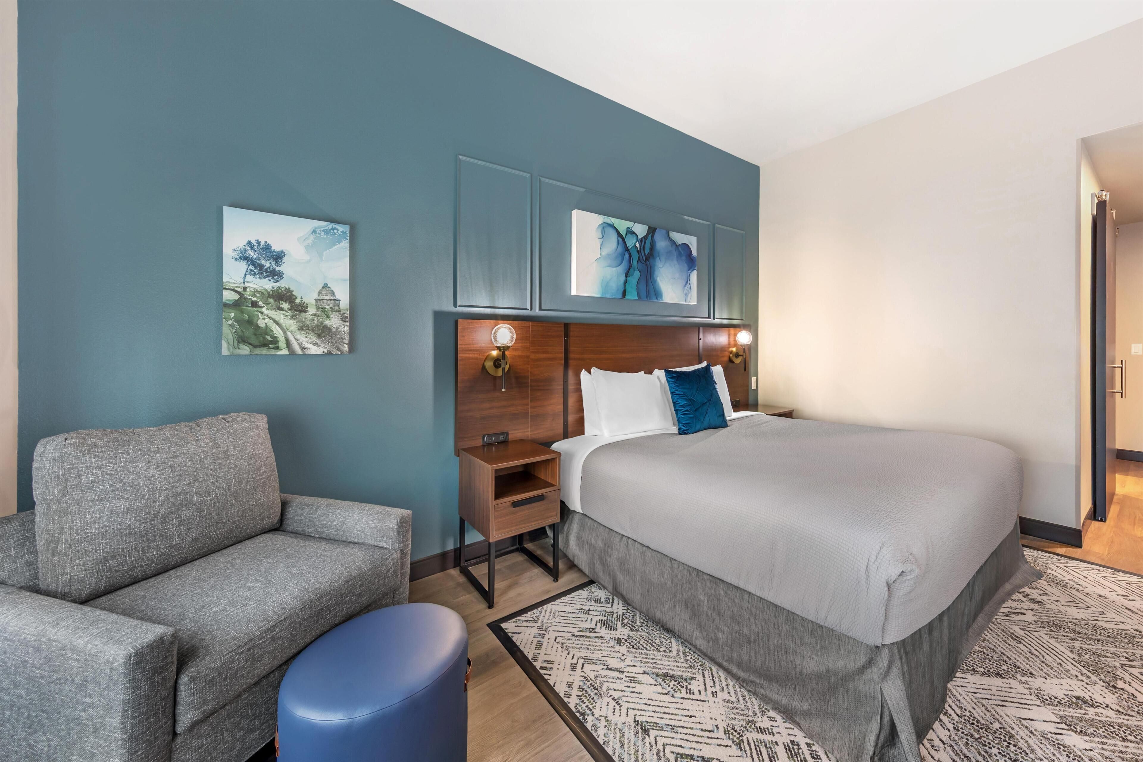 Standard Room, 1 King Bed, Accessible, Refrigerator & Microwave