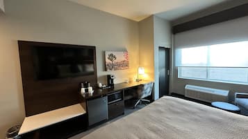 Rom – standard, 1 kingsize-seng, tilgjengelighetstilpasset, kjøleskap og mikrobølgeovn | Strykejern/-brett