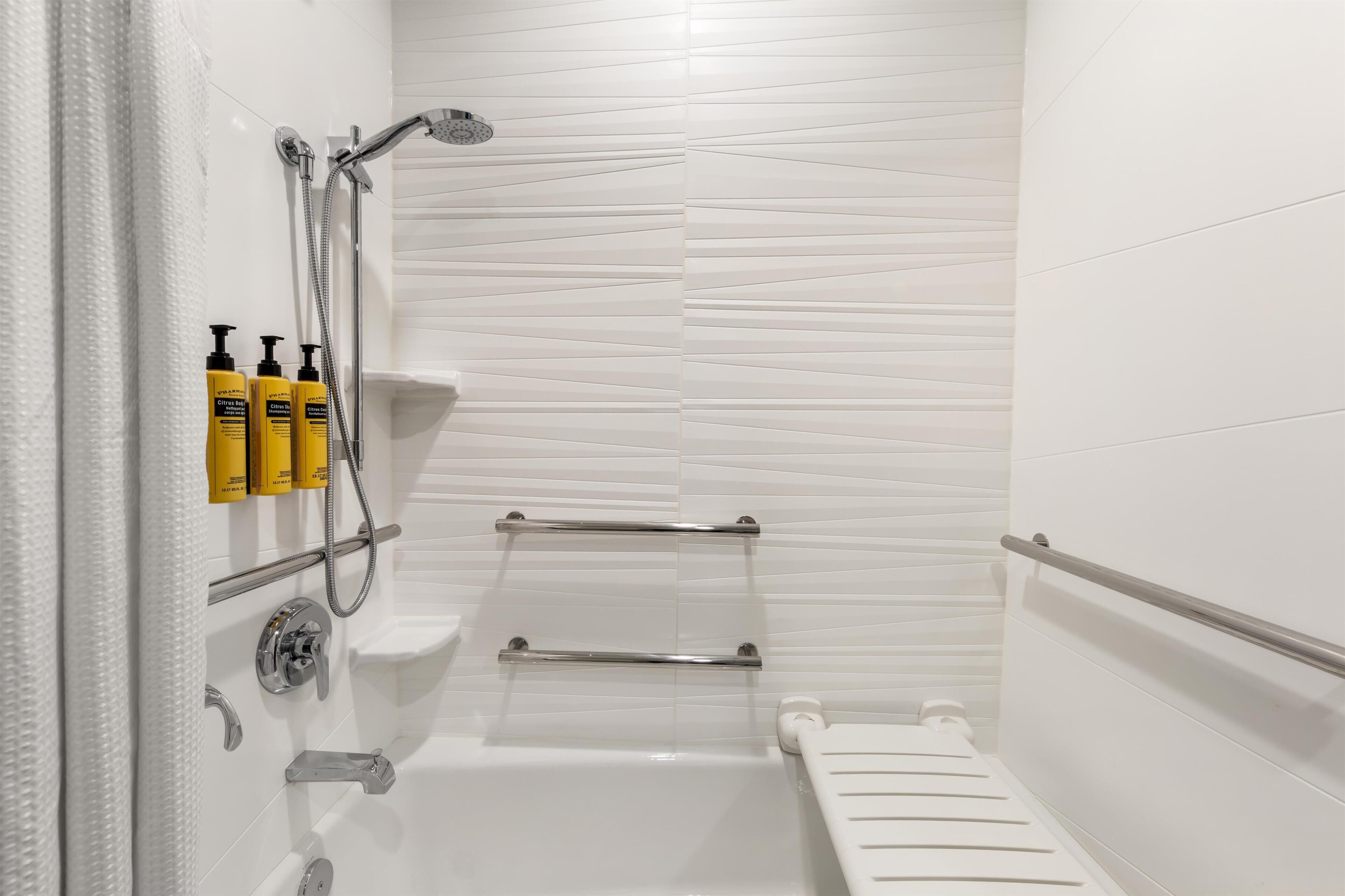 Ein modernes Badezimmer mit Dusche, Toilette und Badewanne.