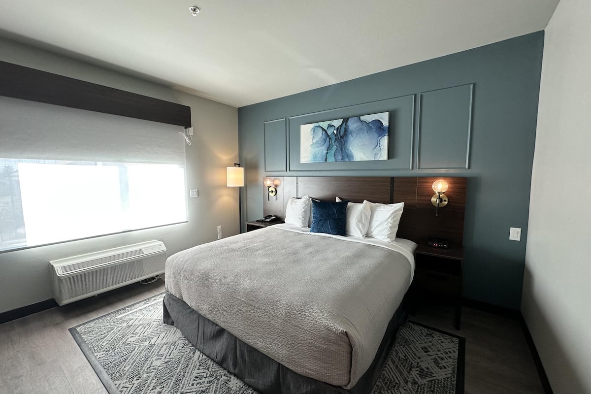 Standardzimmer, 1 King-Bett, barrierefrei, Kühlschrank und Mikrowelle