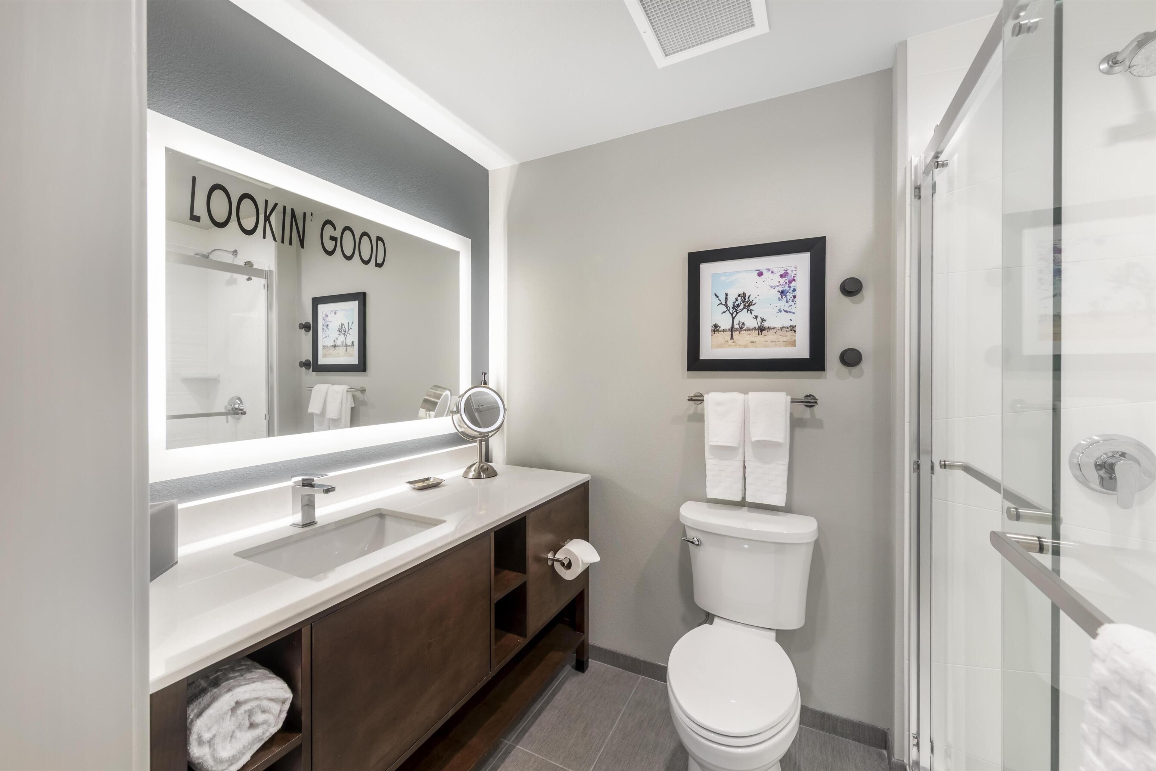 Habitación estándar, 2 camas de matrimonio, no fumadores, frigorífico y microondas | Baño | Ducha, secador de pelo, toallas y jabón