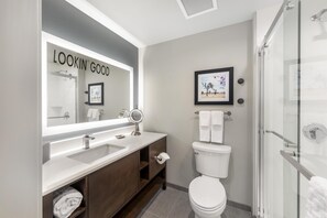 Chambre Standard, 2 grands lits, non-fumeur, réfrigérateur et four à micro-ondes | Salle de bain | Douche, séchoir à cheveux, serviettes fournies, savon