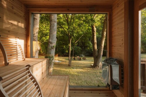 Green Lakes Streamside Escape: Sauna & Hot Tub