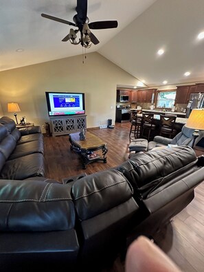 TV - Granite Peak Getaway – 4BR, Sauna, Hot Tub, Fire Pit (Wausau)