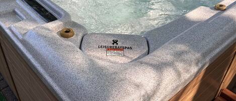 Bañera de hidromasaje al aire libre