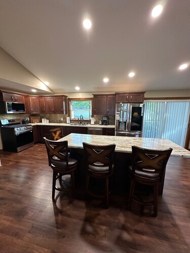 Granite Peak Getaway – 4BR, Sauna, Hot Tub, Fire Pit