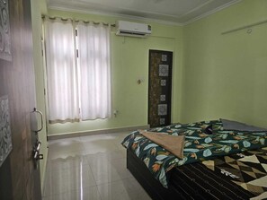 1 dormitori, planxa i posts de planxar, wifi i roba de llit 