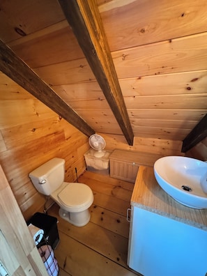 Douche, serviettes fournies, savon, papier toilette