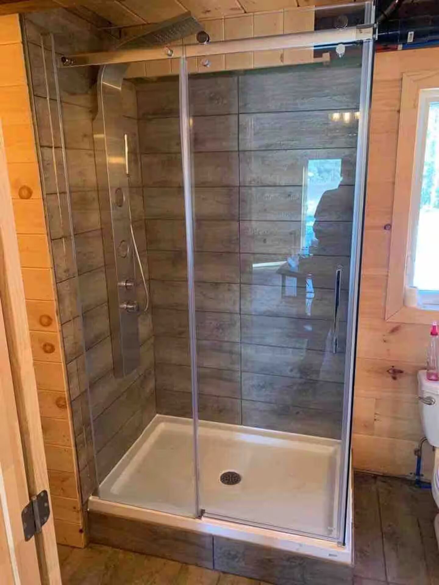 Regadera, toallas, jabón, papel de baño 