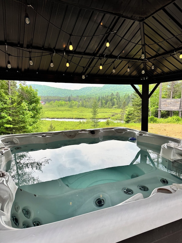 Outdoor spa tub